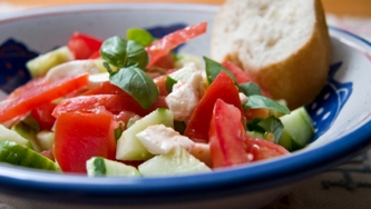 Salade de tomates, de concombre et de bocconcini