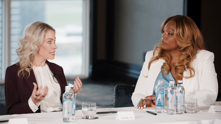 Dre Rachel Batterham, gauche, et la journaliste torontoise Tracy Moore. Le photo: Davit Ter-Haroutiunian