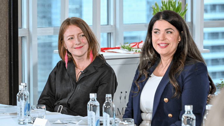 Maureen Halushak, rédactrice en chef de la version anglaise de Châtelaine, gauche, et l’autrice et Sandra Elia avec Parlons Obésité. La photo: George Pimentel