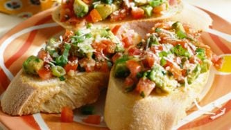 Bruschetta aux tomates italiennes et à l'avocat