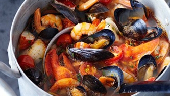 Soupe méditerranéenne aux moules et aux tomates