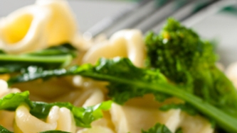 Pâtes au feta, au rapini et au poivron rouge