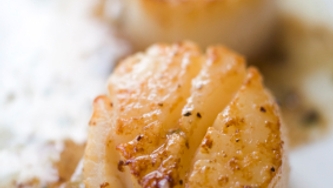 Canapés de pétoncles, oeufs de truite