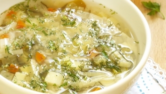 Soupe aux poireaux et aux pommes de terre à l'infusion de gingembre