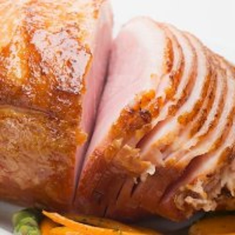 Jambon doré au rhum brun, épinards aux échalotes caramélisées