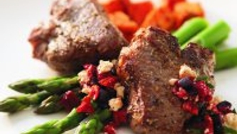 Côtelettes d'agneau grillées aux poivrons et aux courgettes