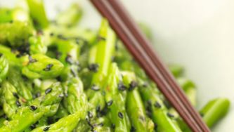 Sauté d'asperges et d'oignons rouges à l'huile de sésame