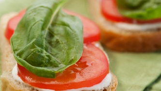 Médaillons de chèvre au basilic