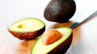 Aiguillettes de porc au pistou, salade d'avocats à la lime et à la noix de coco