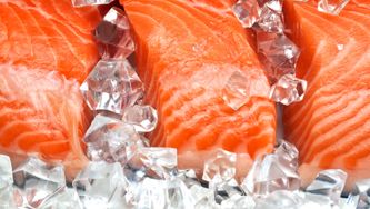 Filets de truite grillés dans des feuilles de maïs sur riz parfumé