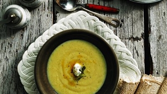 Potage rafraîchi aux poires, au panais et à la menthe