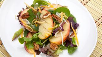 Salade aux épinards, aux pommes et aux noix, parfumée à l'érable
