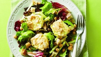 Salade de mesclun et de pêches, vinaigrette au miel et à l'estragon