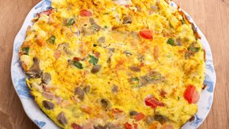 Omelette au bacon, au cheddar et aux champignons
