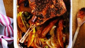 Agneau du printemps farci de riz et d'épinards