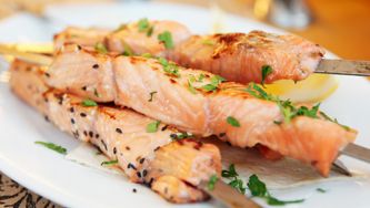 Brochettes de saumon, sauce au yogourt et à la lime