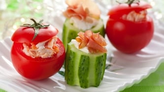 Canapés de concombre aux tomates séchées et au feta