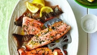 Darnes de poisson grillées à la sauce au citron