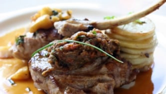 Rôti de porc en couronne farci à l'italienne