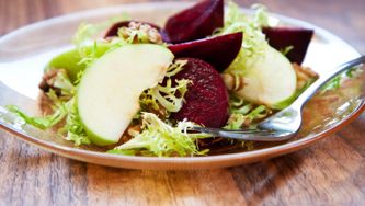 Salade automnale aux betteraves et aux pommes