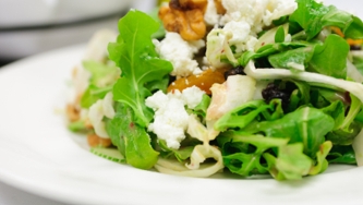 Salade chaude au chèvre et aux noisettes