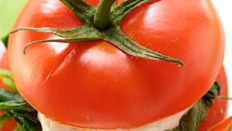 Tomate farcie au fromage et aux olives
