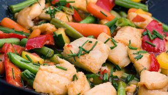Wok de poisson et de petits légumes