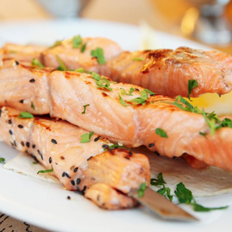 Brochettes de saumon, sauce au yogourt et à la lime
