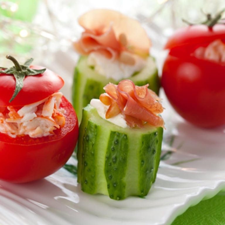 Canapés de concombre aux tomates séchées et au feta
