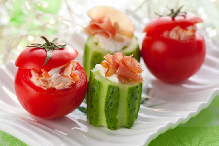 Canapés de concombre aux tomates séchées et au feta