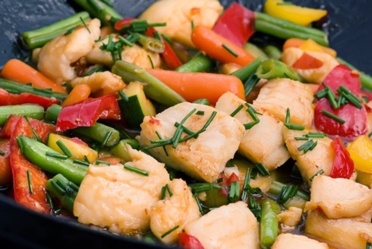 Wok de poisson et de petits légumes