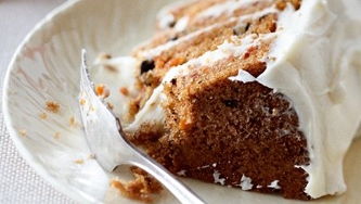 Gâteau trois étages aux carottes et aux pacanes