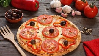 Pizza à l'ail, au parmesan et aux olives
