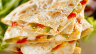 Quesadillas croustillantes aux poivrons rouges rôtis