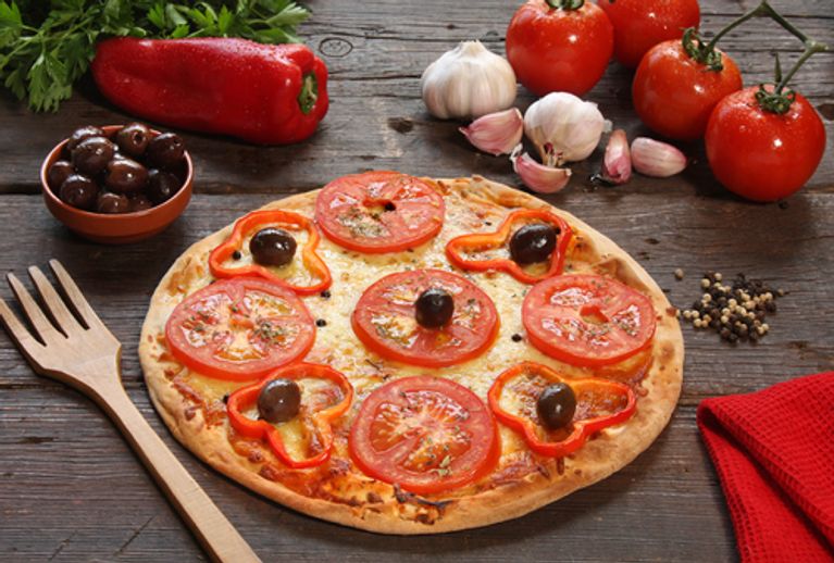 Pizza à l'ail, au parmesan et aux olives