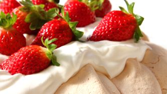 Gâteau au citron, aux meringues et aux fruits