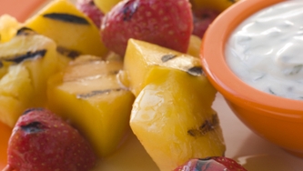 Brochettes de fruits grillés au miel et à la cannelle
