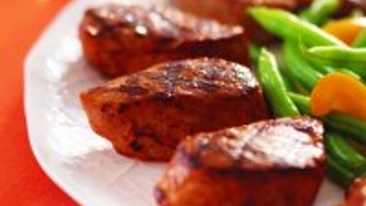 Longe de porc à l'orientale avec ananas au rhum grillé et poivron rouge