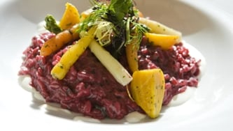 Pavés de truite sur risotto aux betteraves, sauce aux agrumes