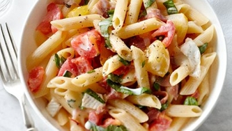 Pâtes à la dinde, aux tomates, bacon, laitue