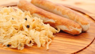 Saucisses, choucroute et poivrons en casserole