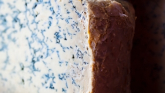 Gâteau au fromage stilton avec croûte aux noix et au romarin