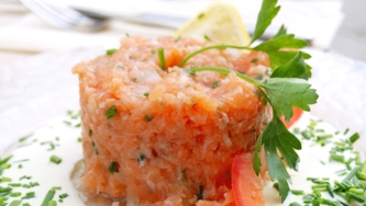 Tartare épicé de saumon frais enrobé de saumon fumé