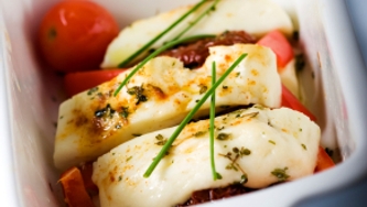 Renversés de chèvre, tomates confites et poivrons rôtis