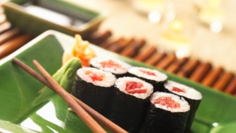 Thon poché au saké sur rouleaux de nori