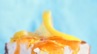 Gâteau au fromage et à la noix de coco avec coulis de mangue