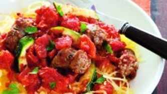 Pâtes à la saucisse et aux poivrons rôtis