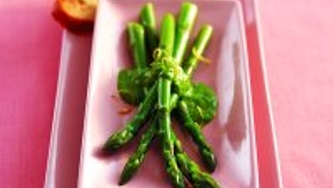 Asperges nappées de vinaigrette aux câpres