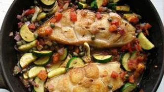 Saumon accompagné de légumes citronnés et câpres