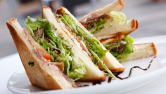 Club sandwich à la dinde fumée et au prosciutto
